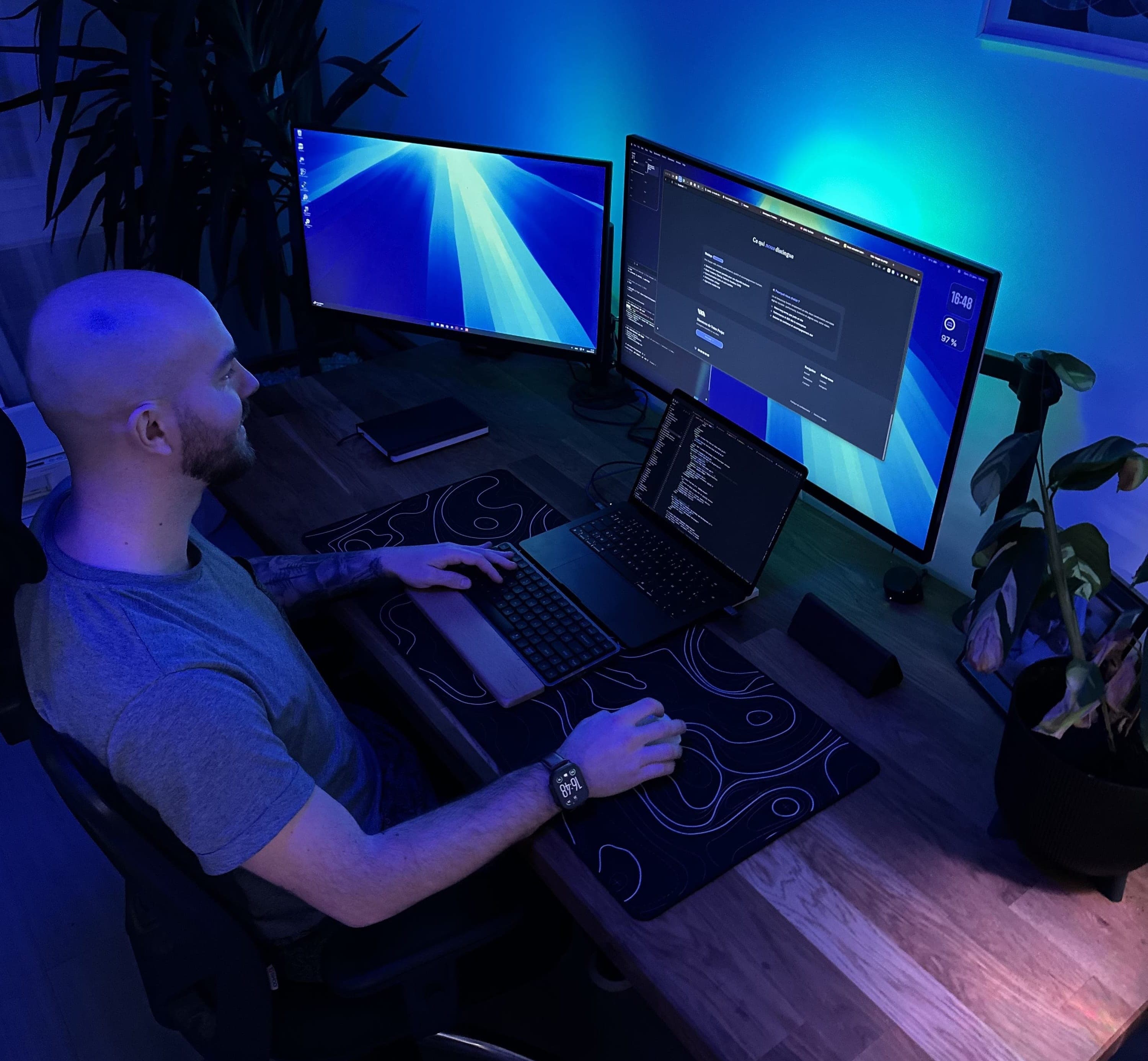 Baptiste à son poste de travail